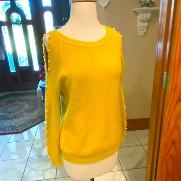 Yellow gold sweater with cold shoulders and peat & silver beading on the sleeves - Picture 1 of 8